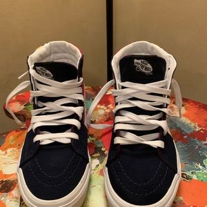 Like new High top Vans..Excellent condition size 6men 7.5 women
